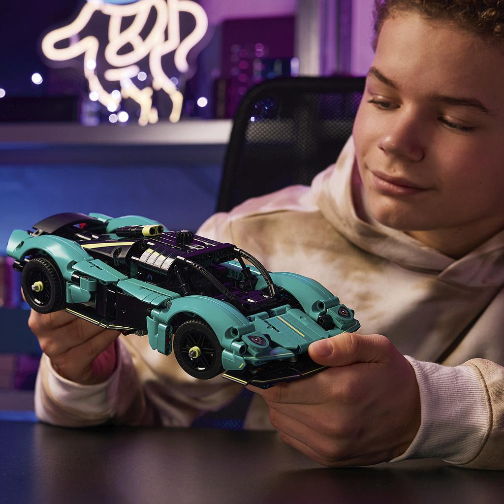 lego_technic_aston_martin_valkyrie
_42208L_2