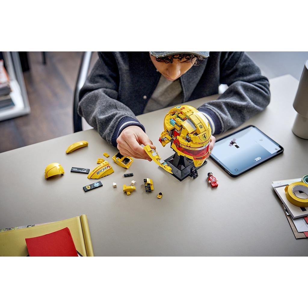 lego_editions_vehicles_scuderia_ferrari_hp_lewis_hamilton_kiiver_43022L_8